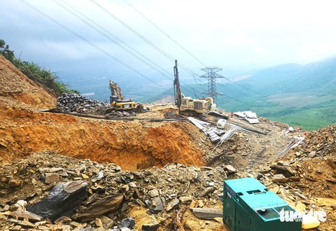 Cận cảnh hiện trường vụ sạt lở khiến 3 người tử vong- Ảnh 2. Lúc 13h30 chiều 6-5, nhóm 18 công nhân đang thi công trụ móng thì xảy ra mưa lớn. Toàn nhóm di chuyển đến lán tạm cách đó khoảng 100m để trú mưa. Ít phút sau xảy ra vụ sạt lở, đất đá theo nước suối đổ về vùi lấp lán tạm - Ảnh: L.M.
