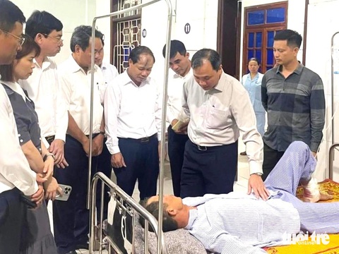 Cận cảnh hiện trường vụ sạt lở khiến 3 người tử vong- Ảnh 6. Đến thời điểm hiện tại, 4 công nhân điều trị tại Bệnh viện Đa khoa thị xã Kỳ Anh sức khỏe đã ổn định. Bước đầu, phía quản lý nhóm công nhân đã có những hỗ trợ ban đầu để đưa các công nhân tử nạn về quê và các chi phí mai táng. Tỉnh Hà Tĩnh cũng đã đến thăm hỏi, động viên những công nhân gặp nạn trong vụ sạt lở - Ảnh: H.A.