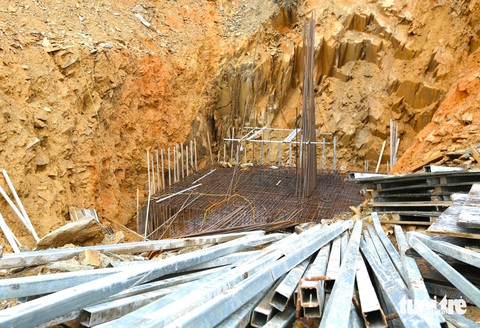 Cận cảnh hiện trường vụ sạt lở khiến 3 người tử vong- Ảnh 7. Móng cột điện dự án đường dây 500kV mạch 3 Quảng Trạch - Quỳnh Lưu đoạn qua thị xã Kỳ Anh, Hà Tĩnh - Ảnh: L.M.