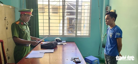 Bắt nhân viên công ty giao hàng nhanh tham ô hơn 600 triệu đồng- Ảnh 1. Công an tỉnh Kiên Giang đã tống đạt quyết định bắt tạm giam đối với Lâm Văn Sel - Ảnh: VĂN VŨ