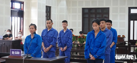 ‘Trùm’ đường dây sản xuất tiền giả đặc biệt lớn lãnh án chung thân- Ảnh 2. Các bị cáo tại phiên tòa chiều 7-5 - Ảnh: Đ.C.