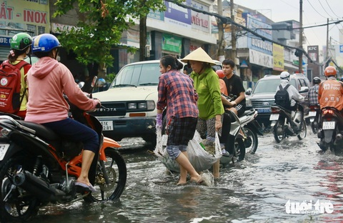 Mưa mới 15 phút, rác từ rạch trồi lên đầy đường Tô Ngọc Vân, TP Thủ Đức- Ảnh 4. Rác được gom lại thành từng đống trên đường Tô Ngọc Vân - Ảnh: CHÂU TUẤN