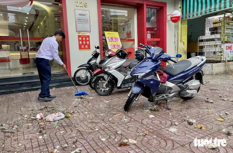 Mưa mới 15 phút, rác từ rạch trồi lên đầy đường Tô Ngọc Vân, TP Thủ Đức- Ảnh 7. Nhà dân, cửa hàng, công ty gần đó đều bị rác
