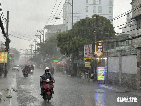 TP.HCM mưa dông khắp nơi, cuối cùng nhiều nơi cũng mưa lớn- Ảnh 2. Mưa lớn tại quận 7 - Ảnh: NGỌC QUÝ