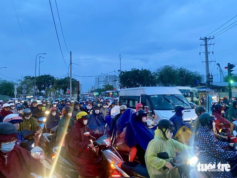 TP.HCM mưa dông khắp nơi, cuối cùng nhiều nơi cũng mưa lớn- Ảnh 5. Cơn mưa ngang qua khiến nút giao thông An Phú và đoạn song hành - Nguyễn Thị Định kẹt cứng - Ảnh: THU DUNG
