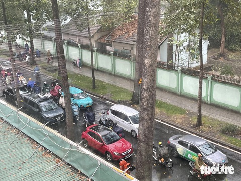 TP.HCM mưa dông khắp nơi, cuối cùng nhiều nơi cũng mưa lớn- Ảnh 6. Mưa trút xuống quận 1 lúc 16h - Ảnh: VIỄN SỰ