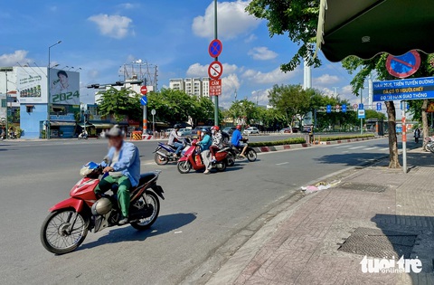 Xe máy chạy ngược chiều trên đường Phạm Văn Đồng: Phạt nhiều nhưng vẫn nhan nhản- Ảnh 1. Xe máy đi ngược chiều trên đường Phạm Văn Đồng, đoạn giao với đường Lê Quang Định (TP.HCM). Ghi nhận sáng 7-5 - Ảnh: CHÂU TUẤN