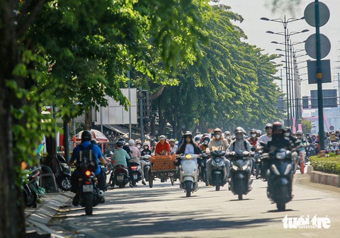 Xe máy chạy ngược chiều trên đường Phạm Văn Đồng: Phạt nhiều nhưng vẫn nhan nhản- Ảnh 2. Tình trạng xe máy đi ngược chiều trên đường Phạm Văn Đồng đã xảy ra trong thời gian dài và chưa có dấu hiệu giảm - Ảnh: CHÂU TUẤN