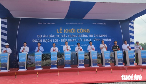 Đường Hồ Chí Minh qua Kiên Giang mới giao mặt bằng được hơn 8km- Ảnh 1. Đầu tháng 3 vừa qua, Bộ Giao thông vận tải đã tổ chức lễ khởi công đường Hồ Chí Minh đoạn Rạch Sỏi - Bến Nhất, Gò Quao - Vĩnh Thuận - Ảnh: BỬU ĐẤU