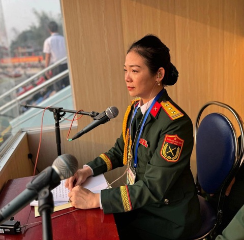 Những người thầm lặng kể chuyện trong lễ diễu binh, diễu hành ở Điện Biên Phủ- Ảnh 1. Thượng tá Hồ Thị Hoàng Hà - phó chủ nhiệm khoa thanh nhạc (Trường đại học Văn hóa nghệ thuật Quân đội) - là giọng thuyết minh chính cho lễ kỷ niệm 70 năm Chiến thắng lịch sử Điện Biên Phủ - Ảnh: NVCC