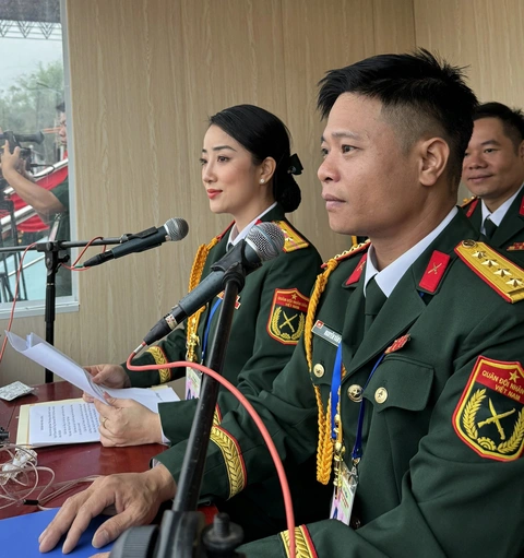 Những người thầm lặng kể chuyện trong lễ diễu binh, diễu hành ở Điện Biên Phủ- Ảnh 2. Trung úy Lê Thị Ngọc Hân (trái) tham gia thuyết minh tại lễ kỷ niệm 70 năm Chiến thắng Điện Biên Phủ - Ảnh: NVCC