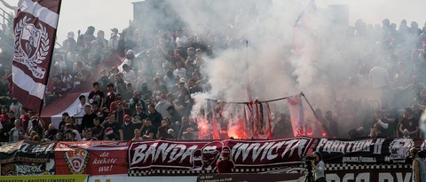 Tin tức thể thao sáng 7-5: Man United thảm bại; Bạo loạn lớn trong giải đấu ở Đức- Ảnh 2. Rất nhiều pháo hoa được cổ động viên hai đội đốt lên trên khán đài - Ảnh: tagesspiegel