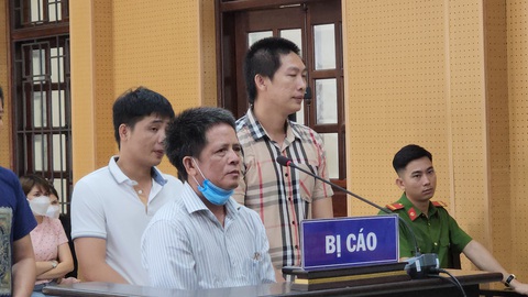 Cựu giám đốc Trung tâm Pháp y Quảng Ngãi nhiều lần làm giả kết quả giám định- Ảnh 1. Bị cáo Phạm Ngọc Phượng đứng trước tòa - Ảnh: TRẦN MAI