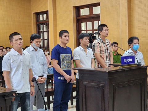 Cựu giám đốc Trung tâm Pháp y Quảng Ngãi nhiều lần làm giả kết quả giám định- Ảnh 2. 6 bị cáo liên quan vụ án môi giới, đưa và nhận hối lộ để làm giả kết quả giám định pháp y tại tòa - Ảnh: TRẦN MAI