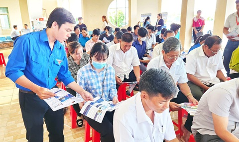 Vì sao người miền Tây ồ ạt 'đi Bình Dương'? - Kỳ 3: Ước gì tỉnh mình có nhiều nhà máy!- Ảnh 3. Sở LĐ-TB&XH tỉnh Cà Mau thường xuyên tập huấn, giới thiệu việc làm cho lao động ở nông thôn - Ảnh: T.HUYỀN