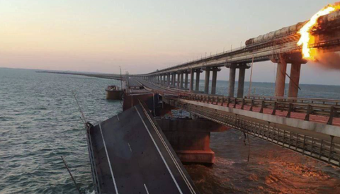 Giới quan sát: Nga đã ít dùng cầu Crimea, khuyên Ukraine chuyển hướng- Ảnh 1. Vụ nổ cầu Crimea hồi tháng 10-2022 - Ảnh: UKRINFORM