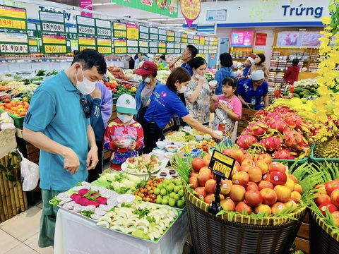 Siêu thị tưng bừng mở hội, ưu đãi khủng- Ảnh 1. Hệ thống siêu thị Co.opmart, Co.opXtra... tăng cường các mặt hàng giải nhiệt mùa hè - Ảnh: HỒNG CHÂU