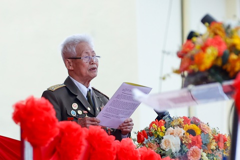 Diễu binh, diễu hành 70 năm Chiến thắng Điện Biên Phủ: Người dân trầm trồ xem kỵ binh trên phố- Ảnh 11. Cựu chiến biên Phạm Đức Cư, đại diện chiến sĩ Điện Biên và các lực lượng tham gia chiến dịch Điện Biên Phủ phát biểu tại buổi lễ - Ảnh VGP