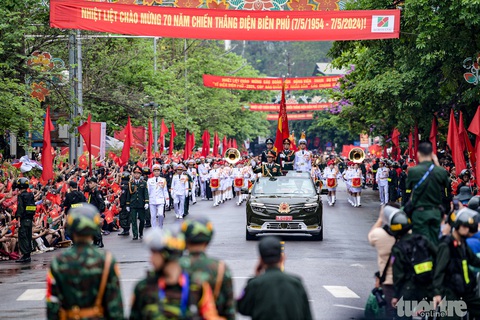 Biển người ở Điện Biên Phủ hò reo đón chào đoàn diễu binh, diễu hành- Ảnh 2. Khối xe chỉ huy, đi sau là khối quân nhạc