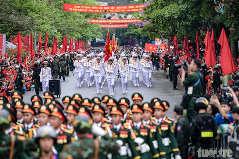 Biển người ở Điện Biên Phủ hò reo đón chào đoàn diễu binh, diễu hành- Ảnh 1. Các khối diễu binh, diễu hành qua phố Hoàng Văn Thái, TP Điên Biên Phủ, giữa biển người vây quanh reo hò