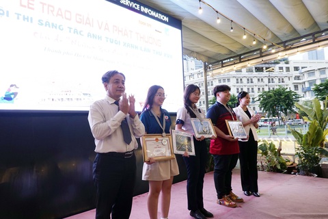 Trao giải hội thi sáng tác ảnh Tuổi Xanh 2024- Ảnh 2. Ban tổ chức trao 3 giải nhì bảng THPT, thuộc về các học sinh Huỳnh Ngọc Mỹ Anh, lớp 12 Trường THCS-THPT Trí Đức; Nguyễn Ngọc Bảo Khanh, lớp 12 Trường THPT chuyên Trần Đại Nghĩa và Võ Thế Đạt, lớp 12 Trường THPT Tạ Quang Bửu - Ảnh: NGUYỄN CÔNG THÀNH