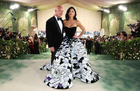 Lauren Sánchez (phải) mặc váy dạ hội lấy phủ kính gương, sắp xếp theo hình hoa. Cô tham dự Met Gala cùng chồng sắp cưới Jeff Bezos - Ảnh: Getty Lauren Sánchez (phải) mặc váy dạ hội lấy phủ kính gương, sắp xếp theo hình hoa. Cô tham dự Met Gala cùng chồng sắp cưới Jeff Bezos - Ảnh: Getty