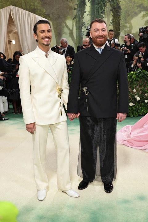 Christian Cowan và Sam Smith nắm tay nhau trên thảm đỏ - Ảnh: Getty Christian Cowan và Sam Smith nắm tay nhau trên thảm đỏ - Ảnh: Getty
