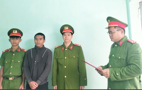 Vụ hiếp dâm người dưới 16 tuổi: Bắt thêm một bị can- Ảnh 3. Công an đọc quyết định khởi tố, bắt tạm giam đối với Pơloong Năm (thứ hai từ trái qua) - Ảnh: T.PHƯƠNG