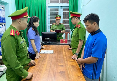 Vụ hiếp dâm người dưới 16 tuổi: Bắt thêm một bị can- Ảnh 1. Cơ quan công an đọc quyết định khởi tố, bắt tạm giam Pơloong Bưu (bìa phải) về tội hiếp dâm người dưới 16 tuổi - Ảnh: T.PHƯƠNG