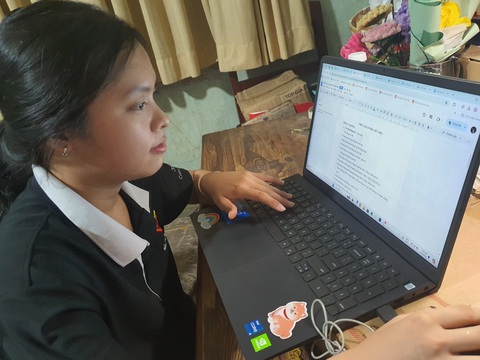 Khi sinh viên 'nghiện' dùng AI- Ảnh 1. Mai Thư, sinh viên Trường ĐH Khoa học xã hội và Nhân văn (ĐH Quốc gia TP.HCM), thường học tiếng Anh qua các ứng dụng có tích hợp AI - Ảnh: NVCC
