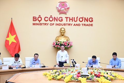 Gấp rút tiến độ đường dây 500kV, gửi công hàm 3 nước để nhập thiết bị- Ảnh 1. Bộ Công Thương họp giao ban tiến độ đường dây 500kV mạch 3 Quảng Trạch - Phố Nối - Ảnh: C.DŨNG