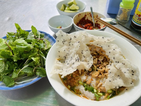 Giới trẻ đô thị: Ăn sáng trễ, gộp bữa sáng, bữa trưa thành một- Ảnh 2. Bữa sáng giúp tái cung cấp năng lượng cho cơ thể. Không nên ăn sáng trễ - Ảnh: YẾN TRINH