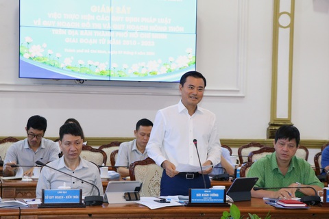 Phó giám đốc Sở Quy hoạch và Kiến trúc: 'TP.HCM có nơi sụt lún tới 81cm'- Ảnh 3. Phó chủ tịch UBND TP.HCM Bùi Xuân Cường trao đổi với đoàn giám sát - Ảnh: CẨM NƯƠNG