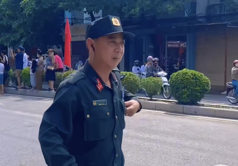 Sĩ quan cảnh sát cơ động nói lý do tặng còi chỉ huy diễu binh cho bé gái- Ảnh 2. Thượng tá Phạm Đại Đồng cùng đoàn quân về nơi tập kết sau khi tặng quà cho bé gái - Ảnh cắt từ clip