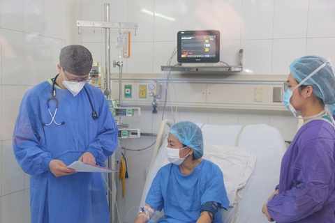 Các bác sĩ thăm khám cho chị H. sau phẫu thuật - Ảnh:Bệnh viện cung cấp Các bác sĩ thăm khám cho chị H. sau phẫu thuật - Ảnh: Bệnh viện cung cấp