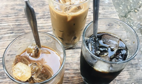 Giới trẻ đô thị: Ăn sáng trễ, gộp bữa sáng, bữa trưa thành một- Ảnh 3. Chỉ uống cà phê mà không ăn sáng cũng gây hại sức khỏe - Ảnh: YẾN TRINH