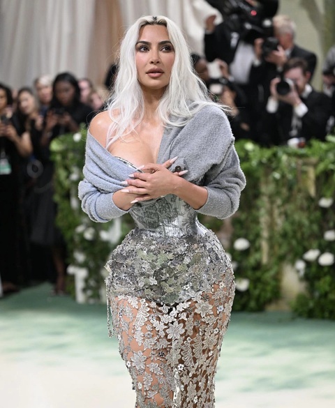 'Cuộc chiến không khoan nhượng' của dàn sao trên siêu thảm đỏ Met Gala 2024- Ảnh 17. Kim Kardashian khoe đường cong nóng bỏng trong mẫu váy xuyên thấu của Maison Margiela, do John Galliano thiết kế.