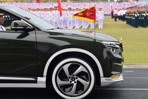 Ấn tượng ô tô điện mui trần tại lễ diễu binh, diễu hành 70 năm Chiến thắng Điện Biên Phủ- Ảnh 6. Ấn tượng ô tô điện mui trần tại lễ diễu binh, diễu hành 70 năm Chiến thắng Điện Biên Phủ- Ảnh 6.