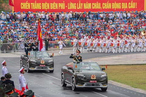 Ấn tượng ô tô điện mui trần tại lễ diễu binh, diễu hành 70 năm Chiến thắng Điện Biên Phủ- Ảnh 8. Ấn tượng ô tô điện mui trần tại lễ diễu binh, diễu hành 70 năm Chiến thắng Điện Biên Phủ- Ảnh 8.