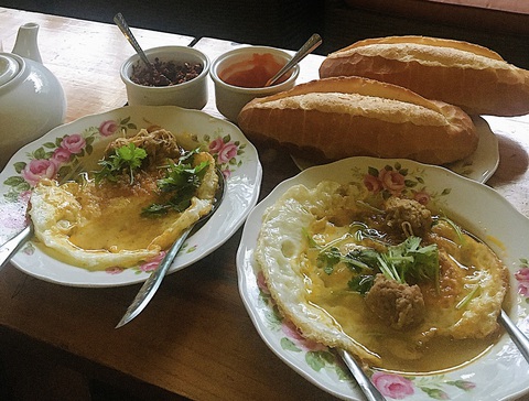 Giới trẻ đô thị: Ăn sáng trễ, gộp bữa sáng, bữa trưa thành một- Ảnh 1. Bữa sáng quan trọng, nhưng nhiều bạn trẻ có thói quen ăn sáng trễ hoặc bỏ bữa sáng - Ảnh: YẾN TRINH