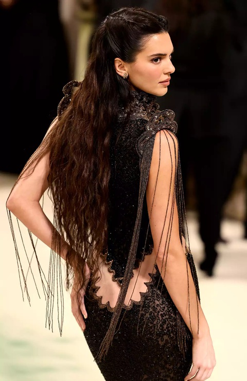 Kendall Jenner làm Đây được xem như một bước ngoặc của siêu mẫu, vì trong 10 lần tham dự Met Gala thì đây là lần đầu tiên Kendall Jenner xuất hiện với phong cách cổ điển.