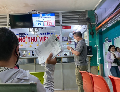 Bảo hiểm xã hội TP.HCM cảnh báo người dân tuyệt đối không kết bạn Zalo số 0844.860.148- Ảnh 1. Nơi thanh toán viện phí khu khám bệnh bảo hiểm y tế ở Bệnh viện quận Phú Nhuận - Ảnh: Tự Trung