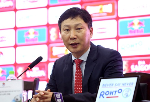Vào chung kết AFF Cup 2024: Nhiệm vụ của HLV Kim Sang Sik- Ảnh 3. Ông Kim Sang Sik trong lễ ra mắt chiều 6-5 tại Hà Nội - Ảnh: HOÀNG TÙNG