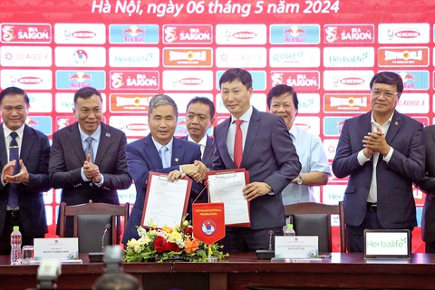 Vào chung kết AFF Cup 2024: Nhiệm vụ của HLV Kim Sang Sik- Ảnh 1. HLV Kim Sang Sik trong lễ ký hợp đồng và công bố HLV trưởng đội tuyển Việt Nam - Ảnh: HOÀNG TÙNG