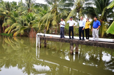 Người miền Tây tranh thủ trữ nước ngọt- Ảnh 2. Khảo sát hồ chứa nước thô của nhà máy nước trên địa bàn tỉnh để tính phương án bơm giữ nước ngọt - Ảnh: M.TRƯỜNG