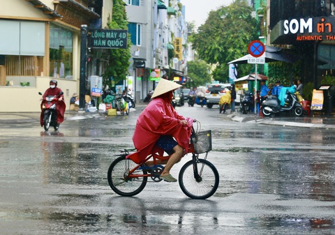 Trưa nay 7-5, TP.HCM có mưa dông cục bộ tại một số quận- Ảnh 3. Mưa dông tại quận Phú Nhuận trưa 7-5 - Ảnh: CHÂU TUẤN
