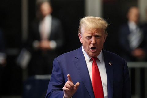 Cựu tổng thống Mỹ Donald Trump phát biểu trước khi bước vào phòng xử án ngày 6-5 - Ảnh: REUTERS Cựu tổng thống Mỹ Donald Trump phát biểu trước khi bước vào phòng xử án ngày 6-5 - Ảnh: REUTERS