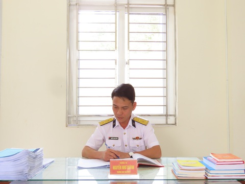 Chuyện về người chỉ huy ban tác chiến của Lữ đoàn tàu săn ngầm- Ảnh 2. Là người lính hải quân, nhiều lúc công tác xa nhà nhưng anh Quỳnh luôn cố gắng khắc phục khó khăn, hoàn thành tốt nhiệm vụ được giao - Ảnh: ANH THƠ