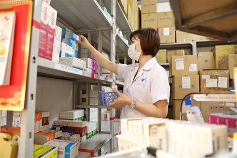 Nhân viên y tế lấy thuốc cấp cho bệnh nhân. (Ảnh: Minh Quyết/TTXVN) Nhân viên y tế lấy thuốc cấp cho bệnh nhân - Ảnh: Minh Quyết/TTXVN