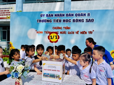 Học sinh, giáo viên TP.HCM chung tay mang nước ngọt về miền Tây- Ảnh 1. Học sinh Trường tiểu học Bông Sao, quận 8, TP.HCM góp tiền hỗ trợ nước cho các gia đình bị hạn mặn ở miền Tây - Ảnh: MỸ DUNG